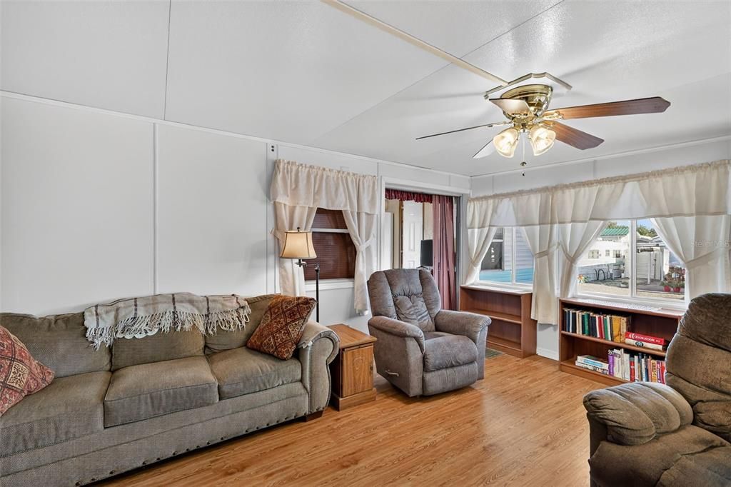 For Sale: $80,000 (2 beds, 1 baths, 790 Square Feet)