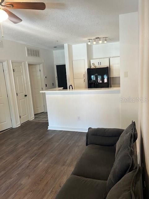 For Sale: $145,000 (1 beds, 1 baths, 692 Square Feet)