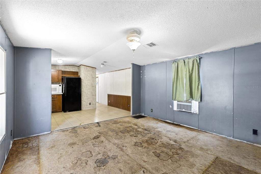 For Sale: $99,900 (2 beds, 1 baths, 728 Square Feet)