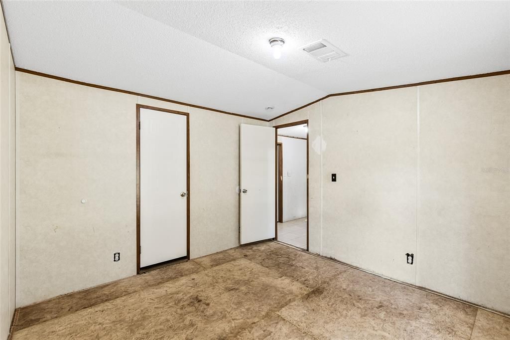 For Sale: $99,900 (2 beds, 1 baths, 728 Square Feet)