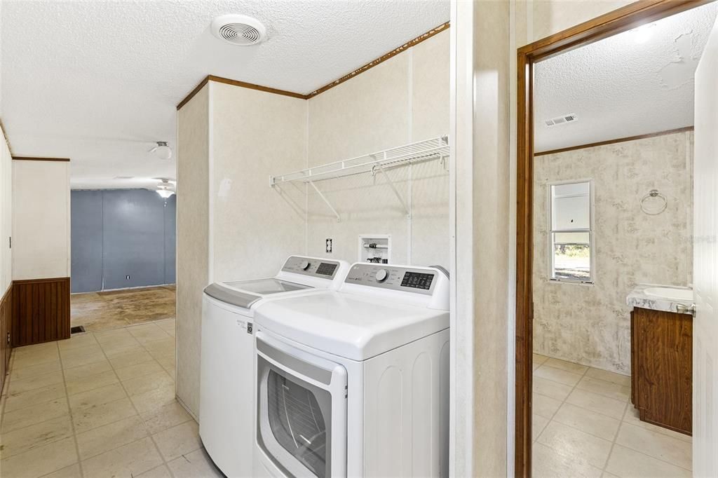 For Sale: $99,900 (2 beds, 1 baths, 728 Square Feet)