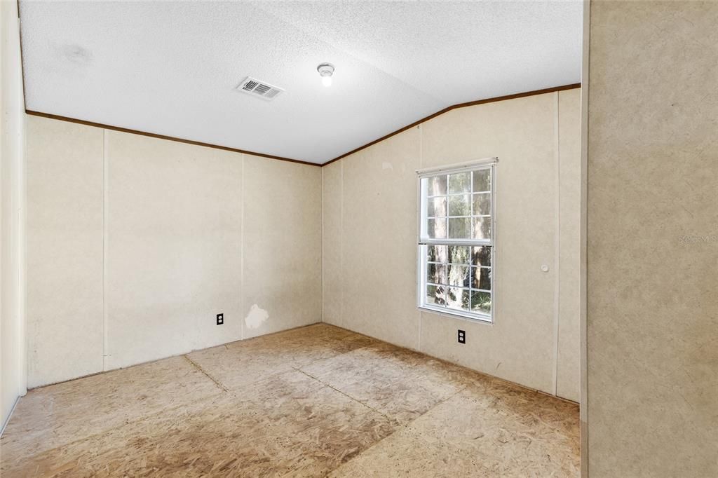 For Sale: $99,900 (2 beds, 1 baths, 728 Square Feet)