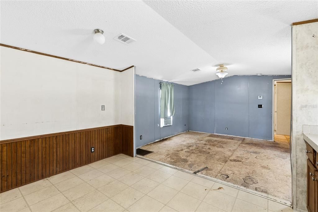 For Sale: $99,900 (2 beds, 1 baths, 728 Square Feet)