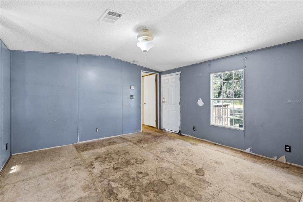 For Sale: $99,900 (2 beds, 1 baths, 728 Square Feet)