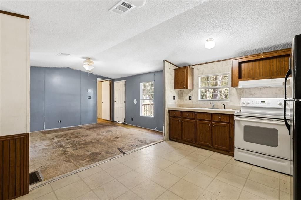 For Sale: $99,900 (2 beds, 1 baths, 728 Square Feet)