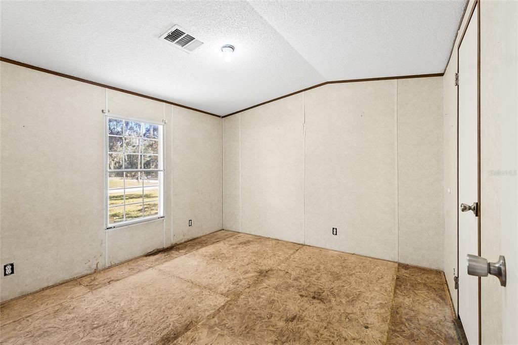 For Sale: $99,900 (2 beds, 1 baths, 728 Square Feet)