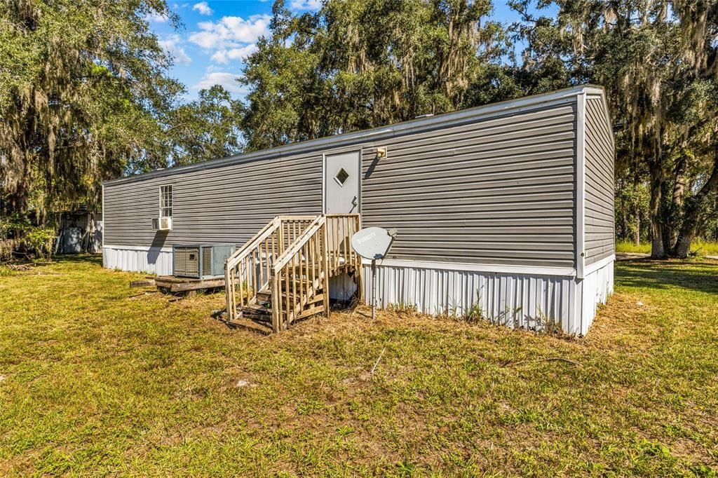 For Sale: $99,900 (2 beds, 1 baths, 728 Square Feet)