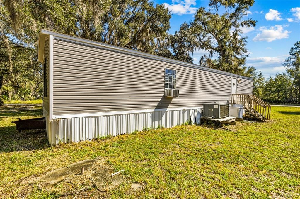 For Sale: $99,900 (2 beds, 1 baths, 728 Square Feet)