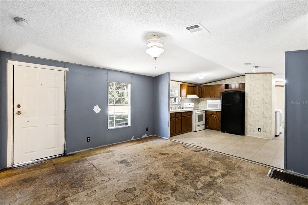 For Sale: $99,900 (2 beds, 1 baths, 728 Square Feet)