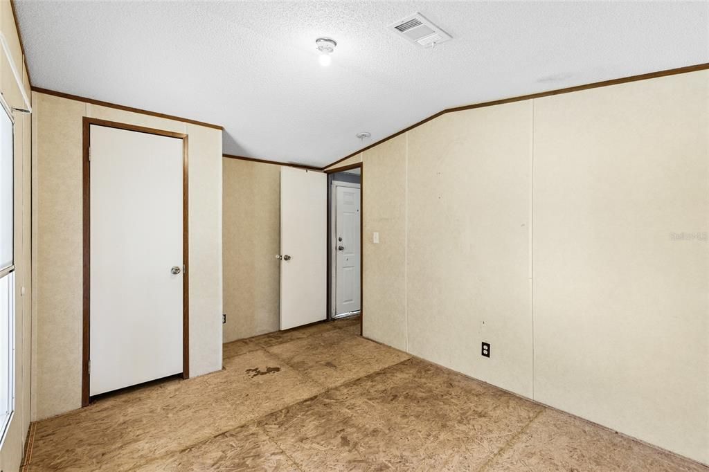 For Sale: $99,900 (2 beds, 1 baths, 728 Square Feet)