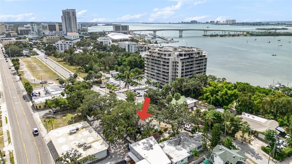 合同活跃: $275,000 (2 贝兹, 1 浴室, 1008 平方英尺)