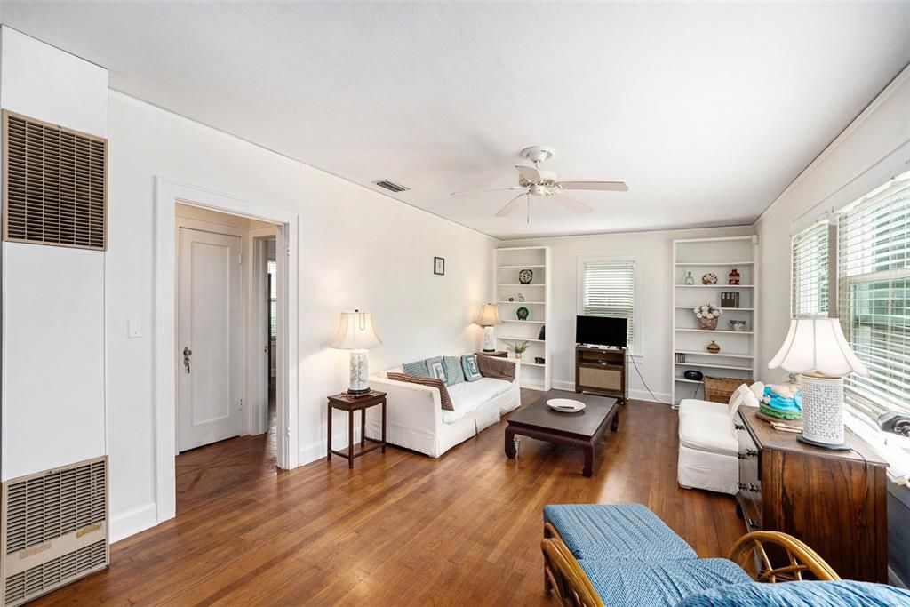 合同活跃: $275,000 (2 贝兹, 1 浴室, 1008 平方英尺)