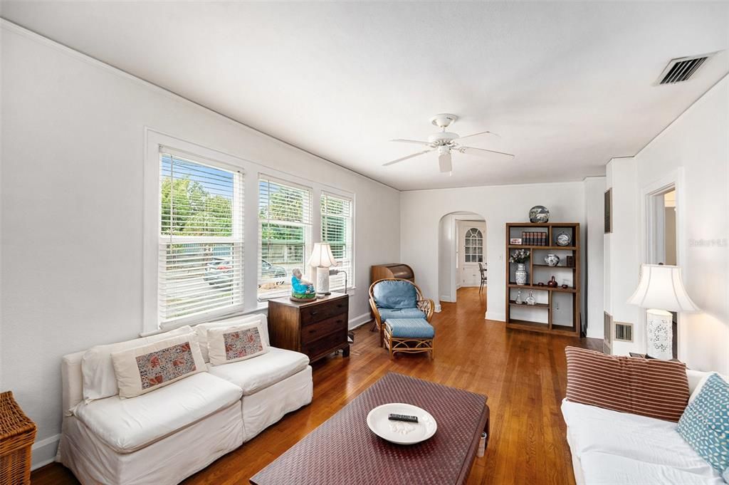 合同活跃: $275,000 (2 贝兹, 1 浴室, 1008 平方英尺)