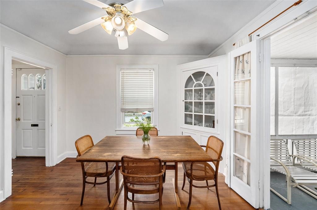 合同活跃: $275,000 (2 贝兹, 1 浴室, 1008 平方英尺)