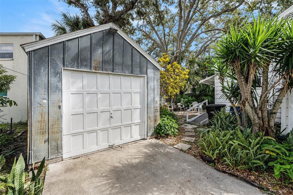 合同活跃: $275,000 (2 贝兹, 1 浴室, 1008 平方英尺)