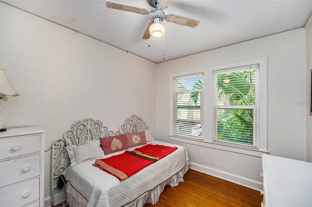 合同活跃: $275,000 (2 贝兹, 1 浴室, 1008 平方英尺)