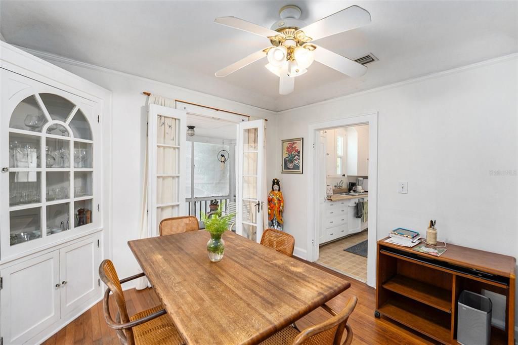 合同活跃: $275,000 (2 贝兹, 1 浴室, 1008 平方英尺)