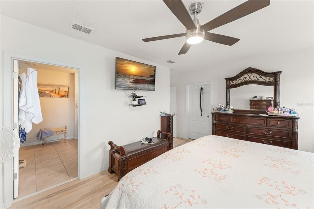 For Sale: $500,000 (5 beds, 3 baths, 2471 Square Feet)