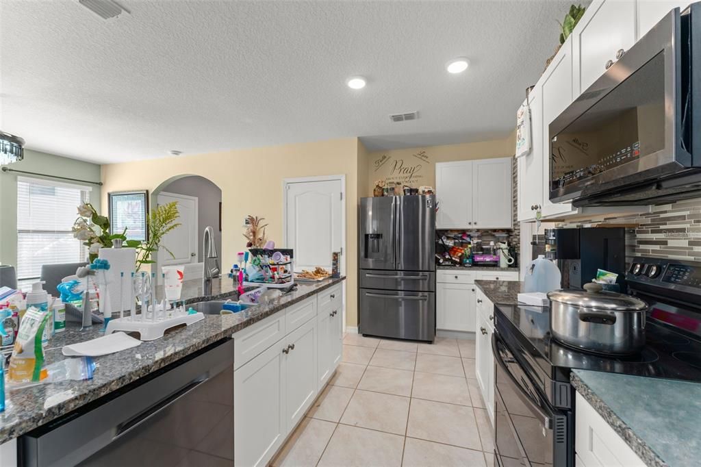 For Sale: $500,000 (5 beds, 3 baths, 2471 Square Feet)