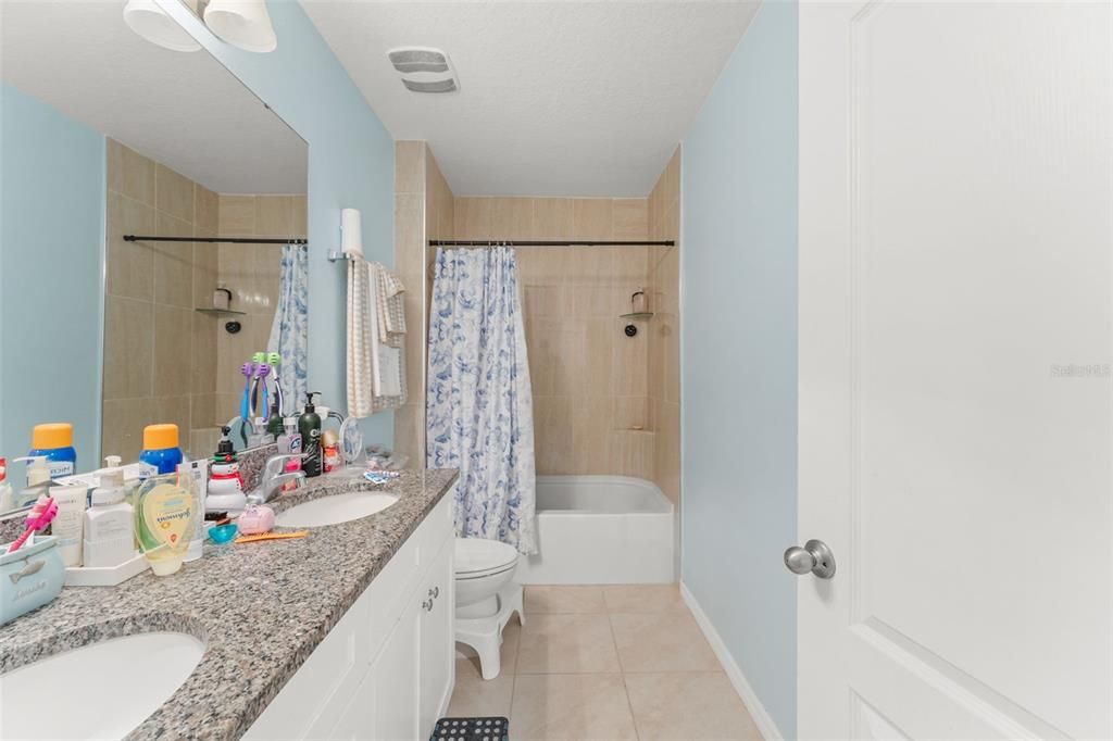 For Sale: $500,000 (5 beds, 3 baths, 2471 Square Feet)