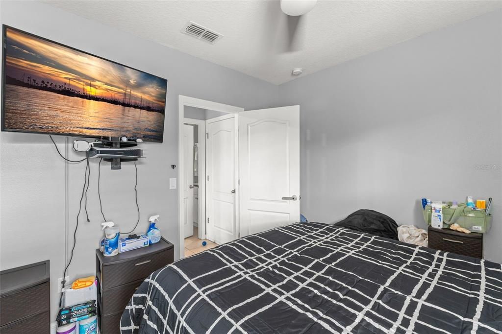 For Sale: $500,000 (5 beds, 3 baths, 2471 Square Feet)