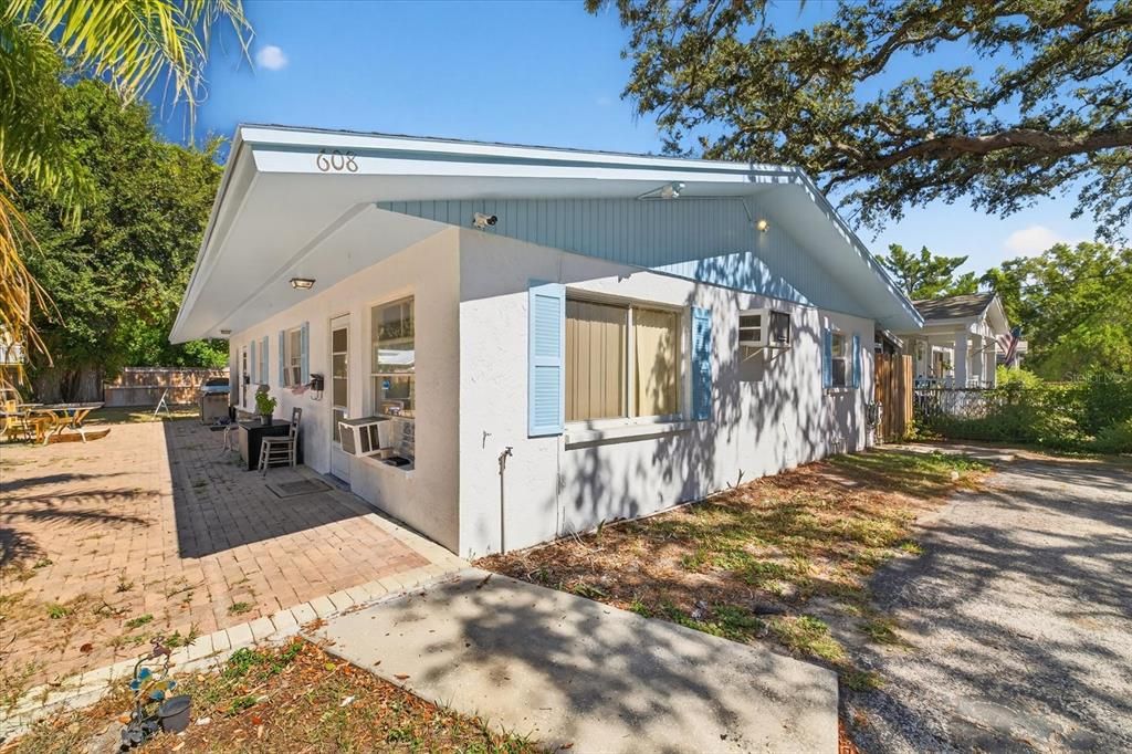 Под контрактом: $579,000 (4 спален, 0 ванн, 1440 Квадратных фут)