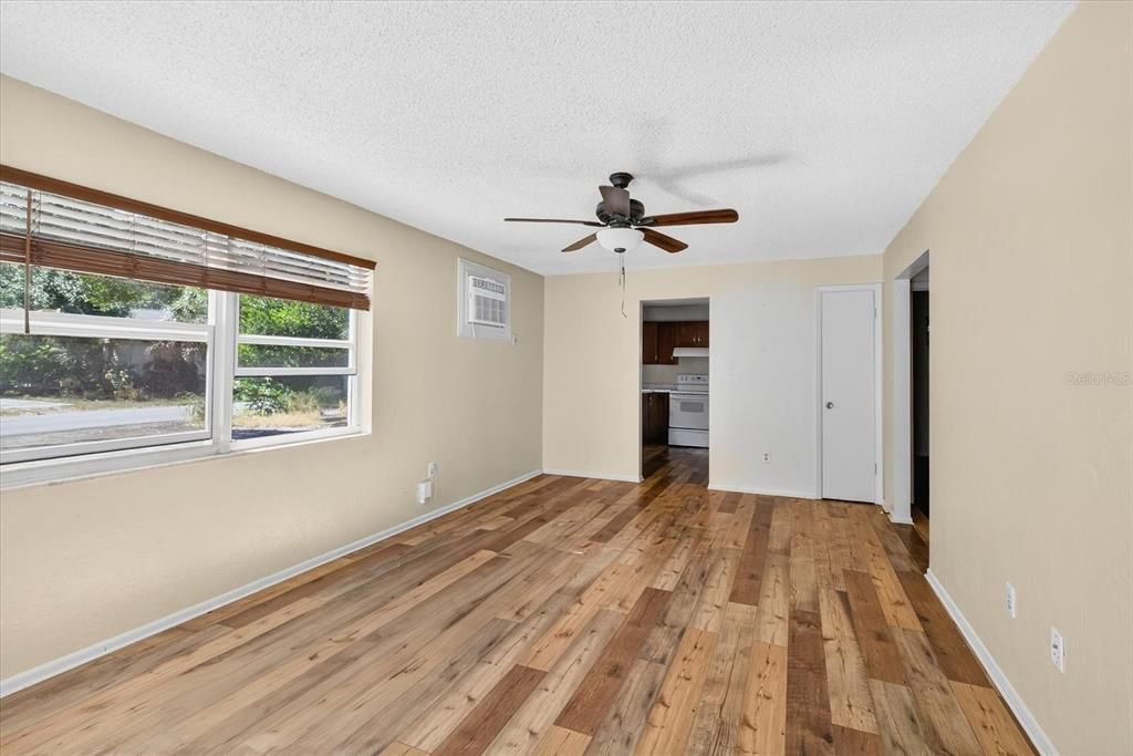 Под контрактом: $579,000 (4 спален, 0 ванн, 1440 Квадратных фут)