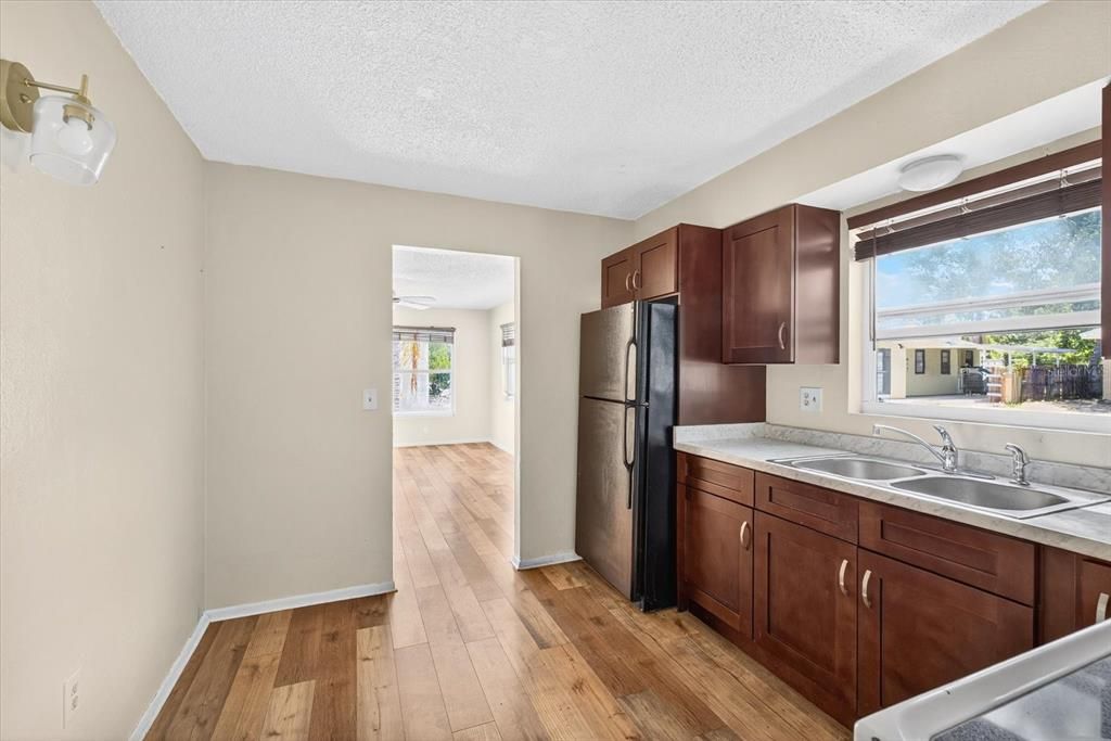 Под контрактом: $579,000 (4 спален, 0 ванн, 1440 Квадратных фут)