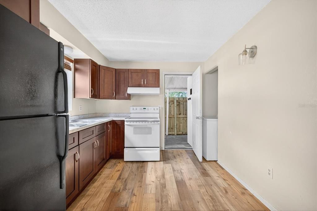 Под контрактом: $579,000 (4 спален, 0 ванн, 1440 Квадратных фут)