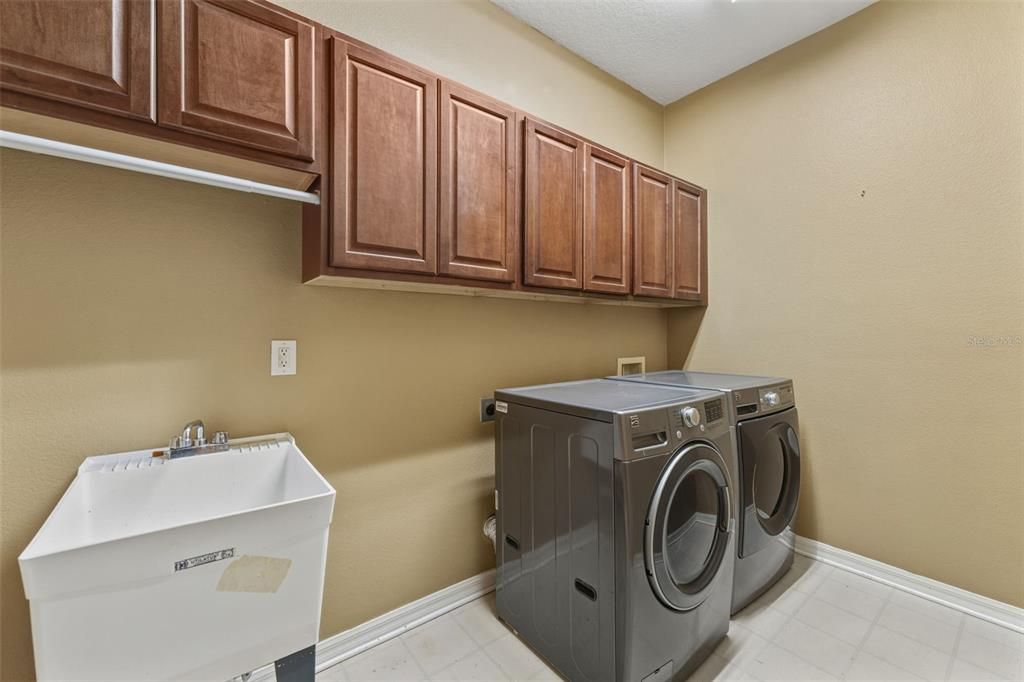 For Rent: $3,300 (4 beds, 2 baths, 2567 Square Feet)