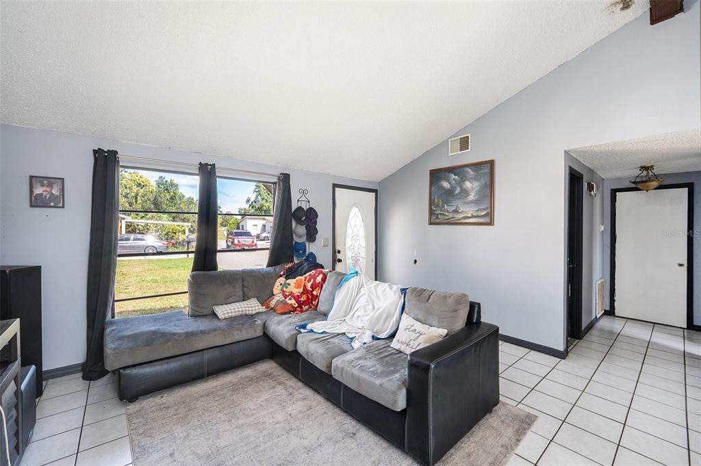 Active With Contract: $266,900 (3 beds, 2 baths, 1340 Square Feet)