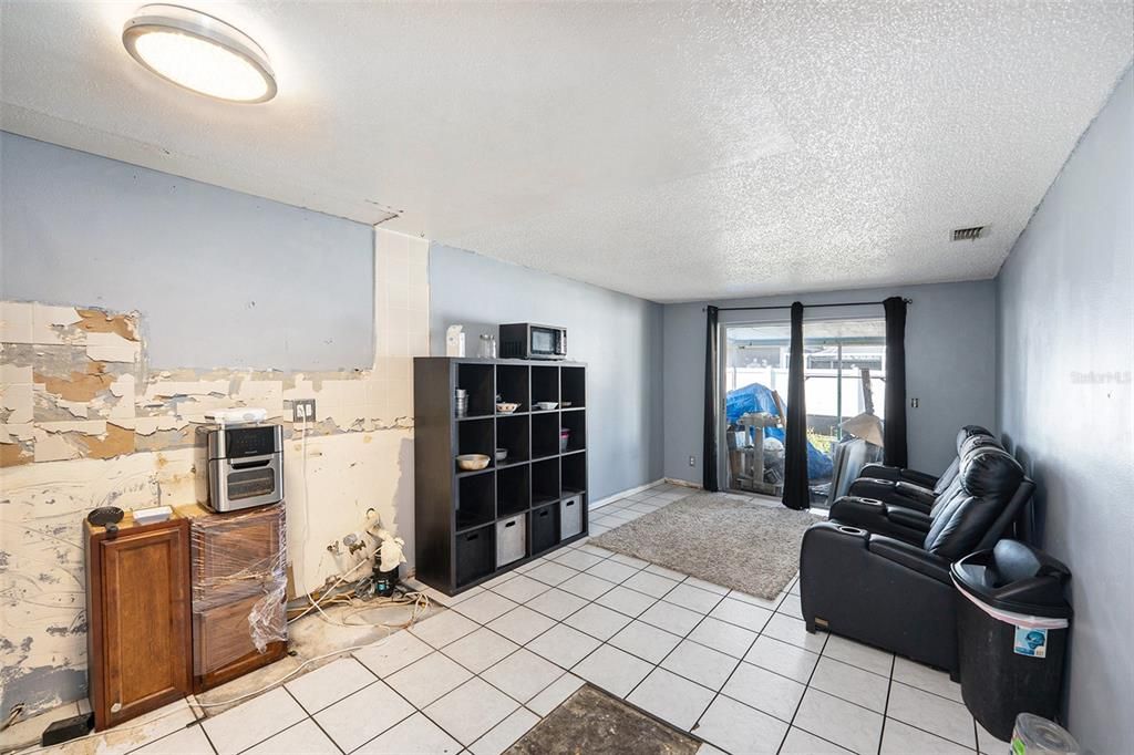 Active With Contract: $266,900 (3 beds, 2 baths, 1340 Square Feet)