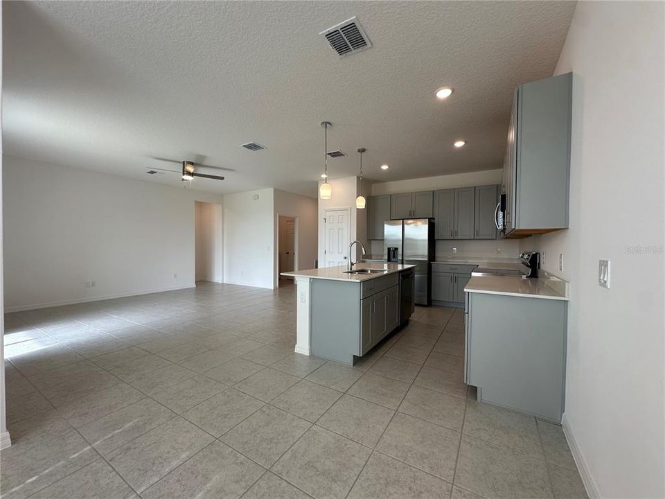 В аренду: $2,400 (3 спален, 2 ванн, 1672 Квадратных фут)