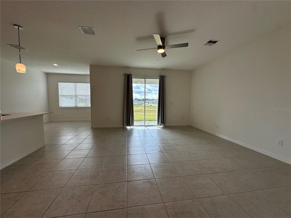 В аренду: $2,400 (3 спален, 2 ванн, 1672 Квадратных фут)