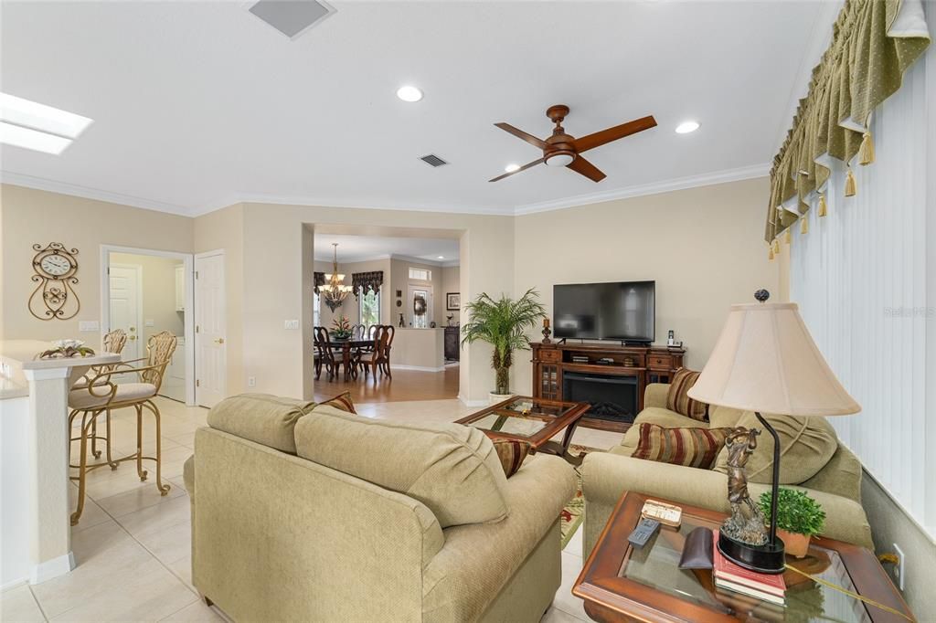 合同活跃: $364,500 (2 贝兹, 2 浴室, 1779 平方英尺)