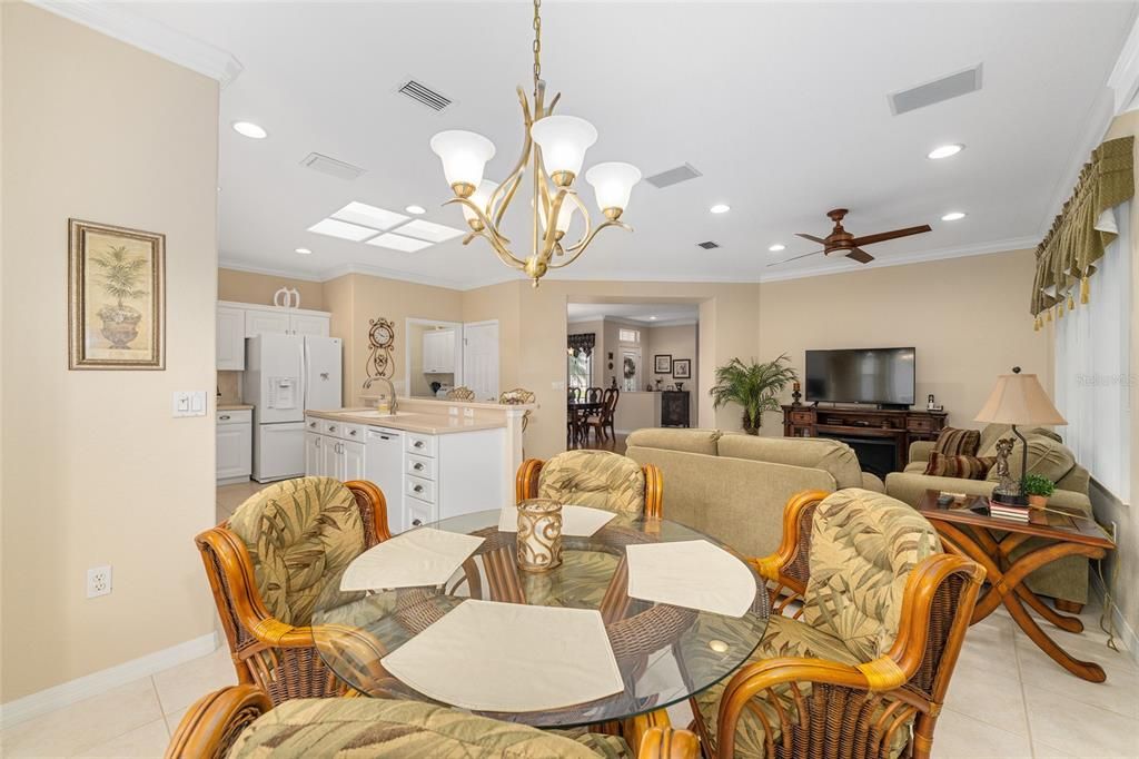 合同活跃: $364,500 (2 贝兹, 2 浴室, 1779 平方英尺)