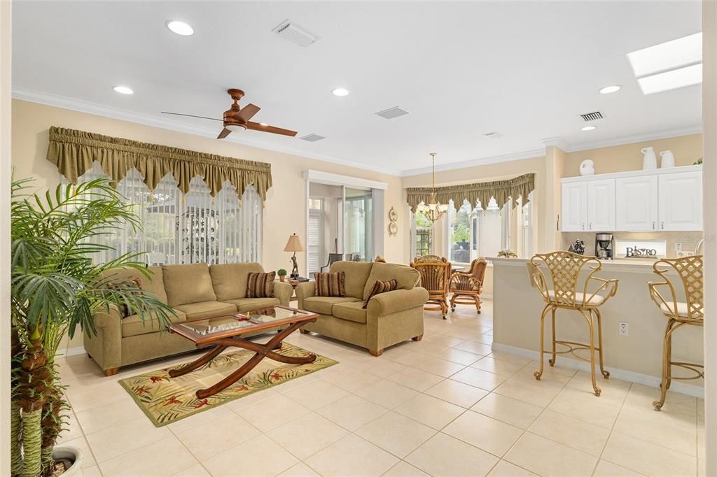 合同活跃: $364,500 (2 贝兹, 2 浴室, 1779 平方英尺)