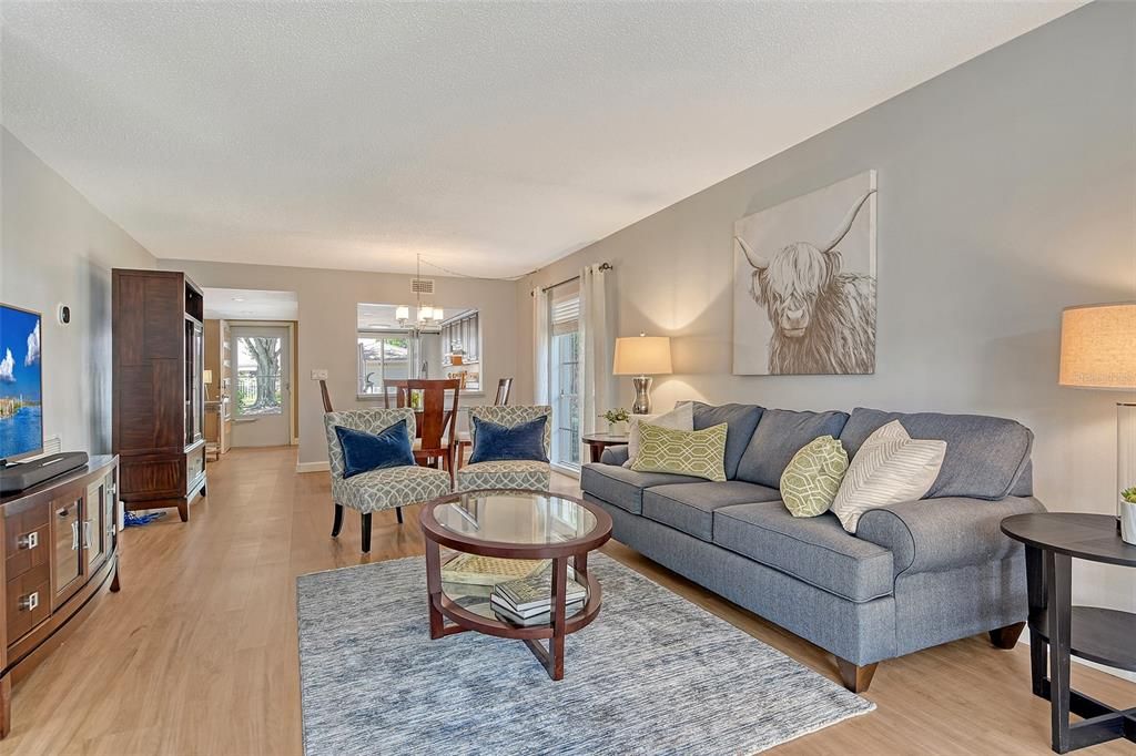 For Sale: $285,000 (2 beds, 2 baths, 1127 Square Feet)