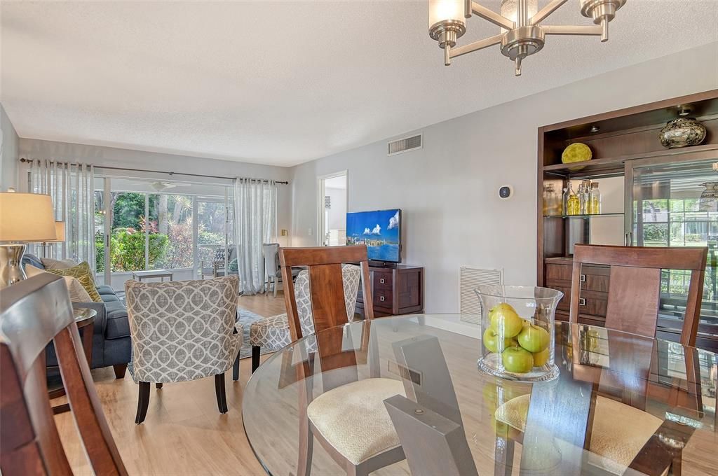 For Sale: $285,000 (2 beds, 2 baths, 1127 Square Feet)