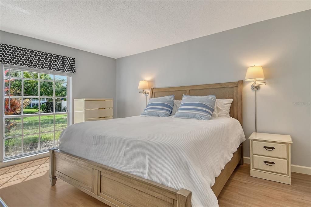 For Sale: $285,000 (2 beds, 2 baths, 1127 Square Feet)