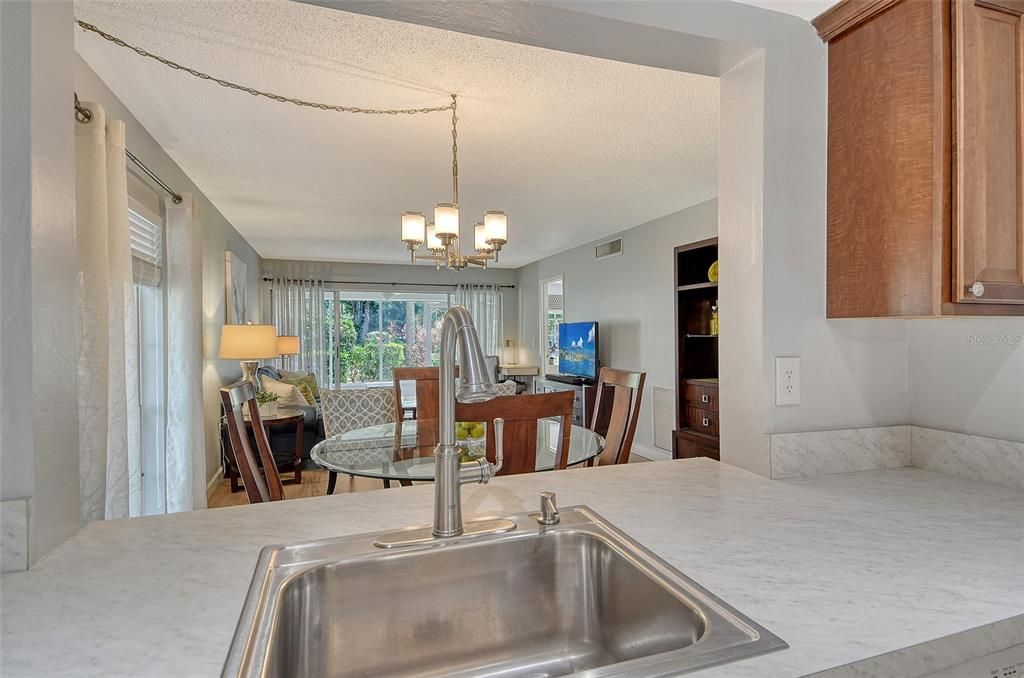 For Sale: $285,000 (2 beds, 2 baths, 1127 Square Feet)