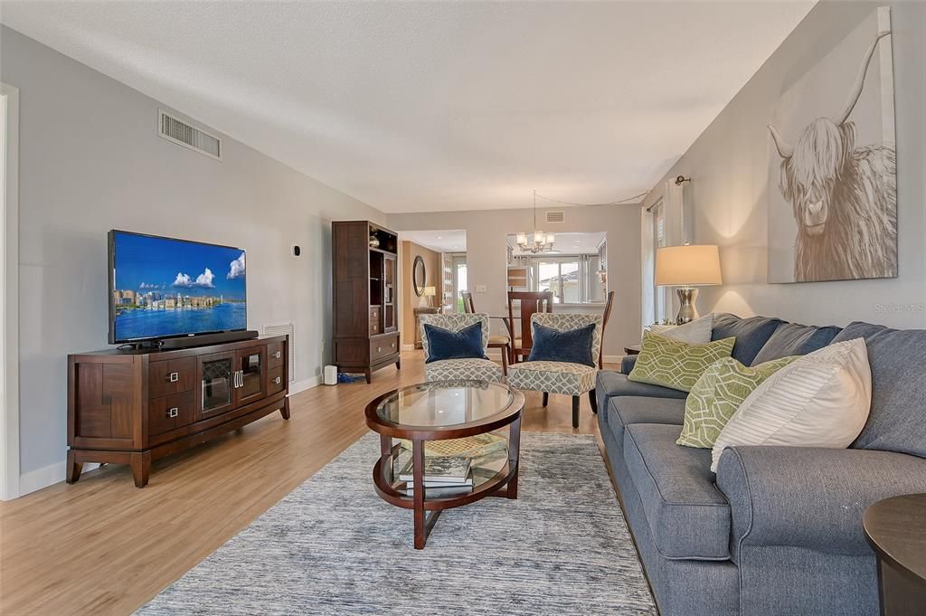 For Sale: $285,000 (2 beds, 2 baths, 1127 Square Feet)