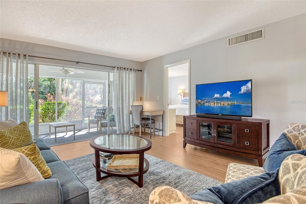 For Sale: $285,000 (2 beds, 2 baths, 1127 Square Feet)