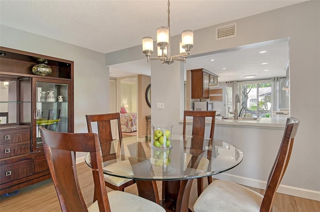 For Sale: $285,000 (2 beds, 2 baths, 1127 Square Feet)