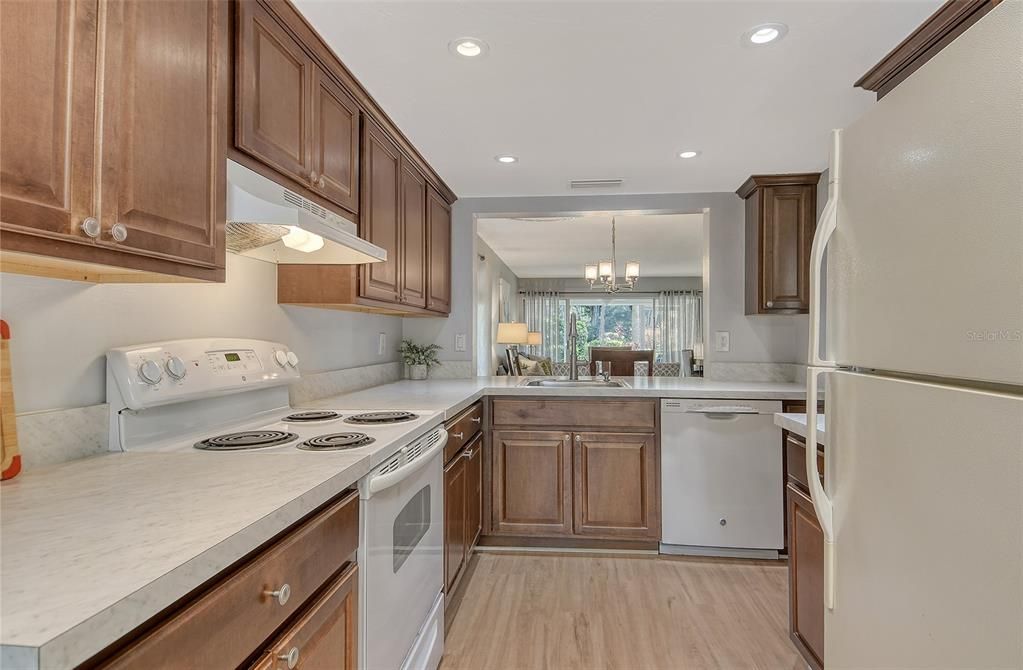 For Sale: $285,000 (2 beds, 2 baths, 1127 Square Feet)