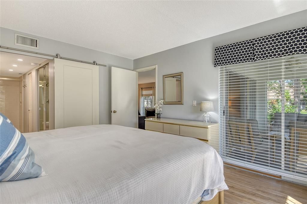 For Sale: $285,000 (2 beds, 2 baths, 1127 Square Feet)