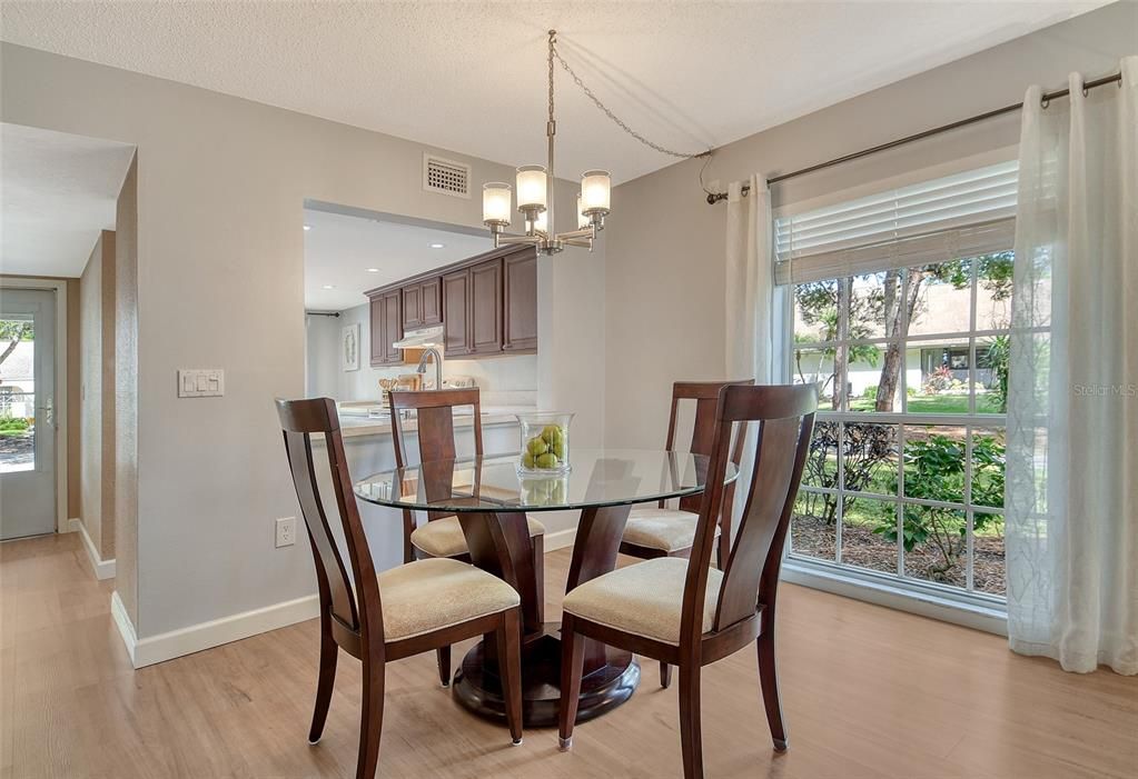 For Sale: $285,000 (2 beds, 2 baths, 1127 Square Feet)