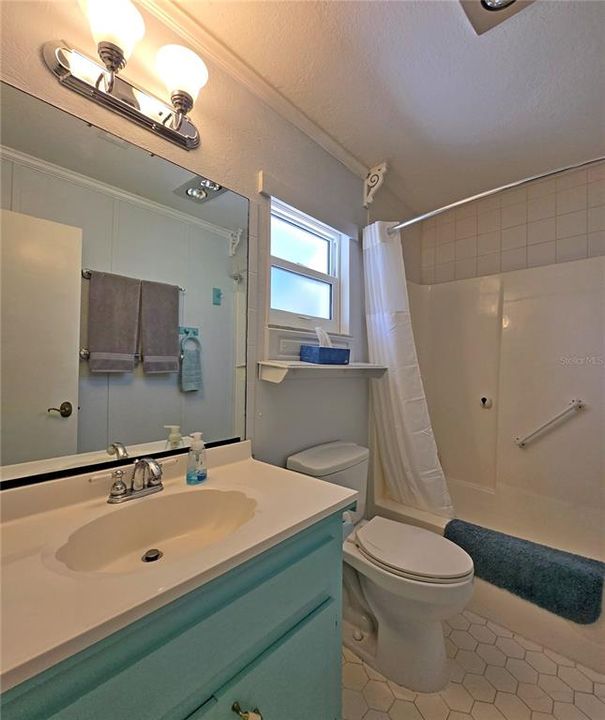 Active With Contract: $219,900 (2 beds, 2 baths, 1204 Square Feet)