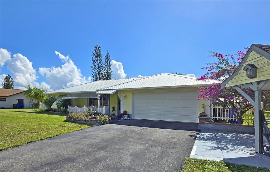 Active With Contract: $219,900 (2 beds, 2 baths, 1204 Square Feet)