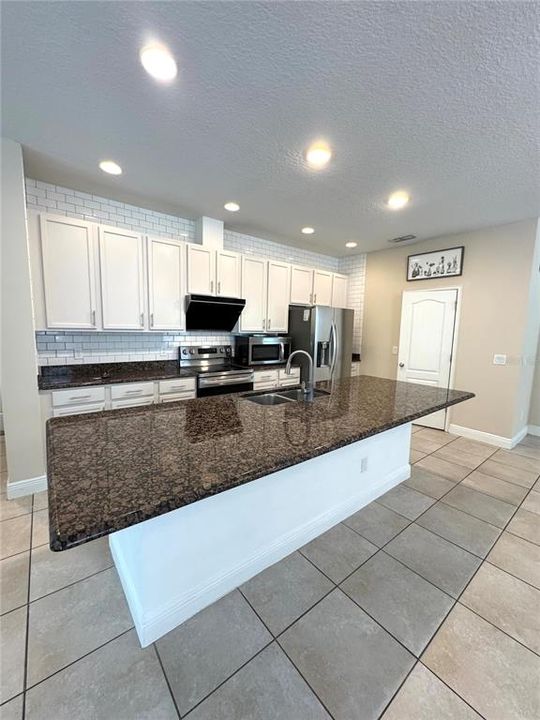 Под контрактом: $3,000 (4 спален, 3 ванн, 2286 Квадратных фут)